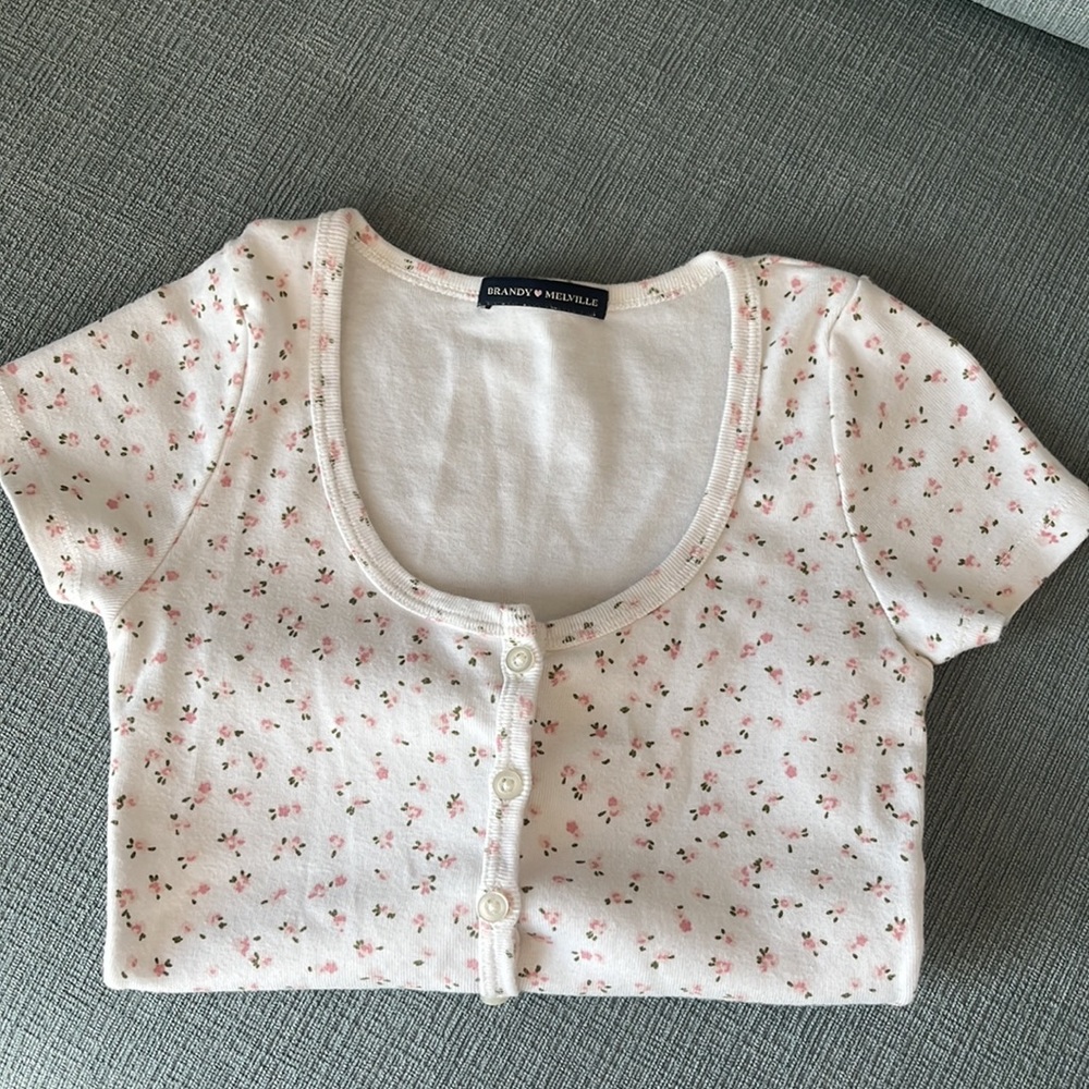 Brandy 💓Melville button up tee in a floral print🌸 in O/S.